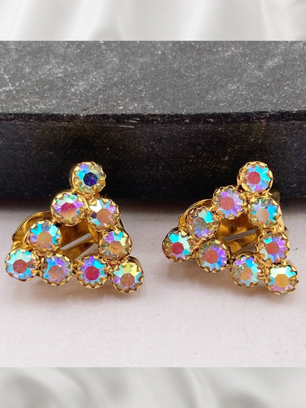 VINTAGE Small aurora borealis rhinestone triangle shaped clip-on earrings 1950s